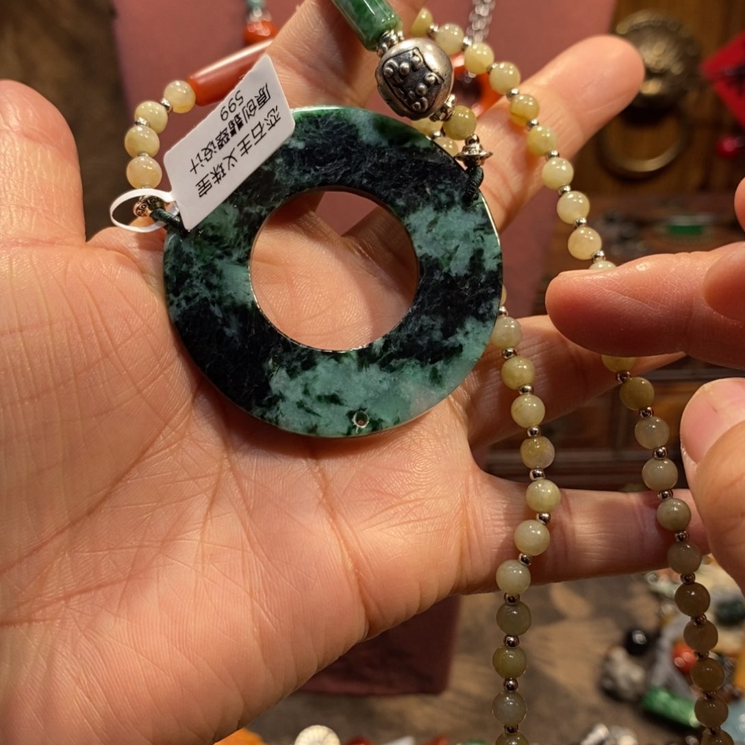 翡翠吊坠(赠链)未镶嵌