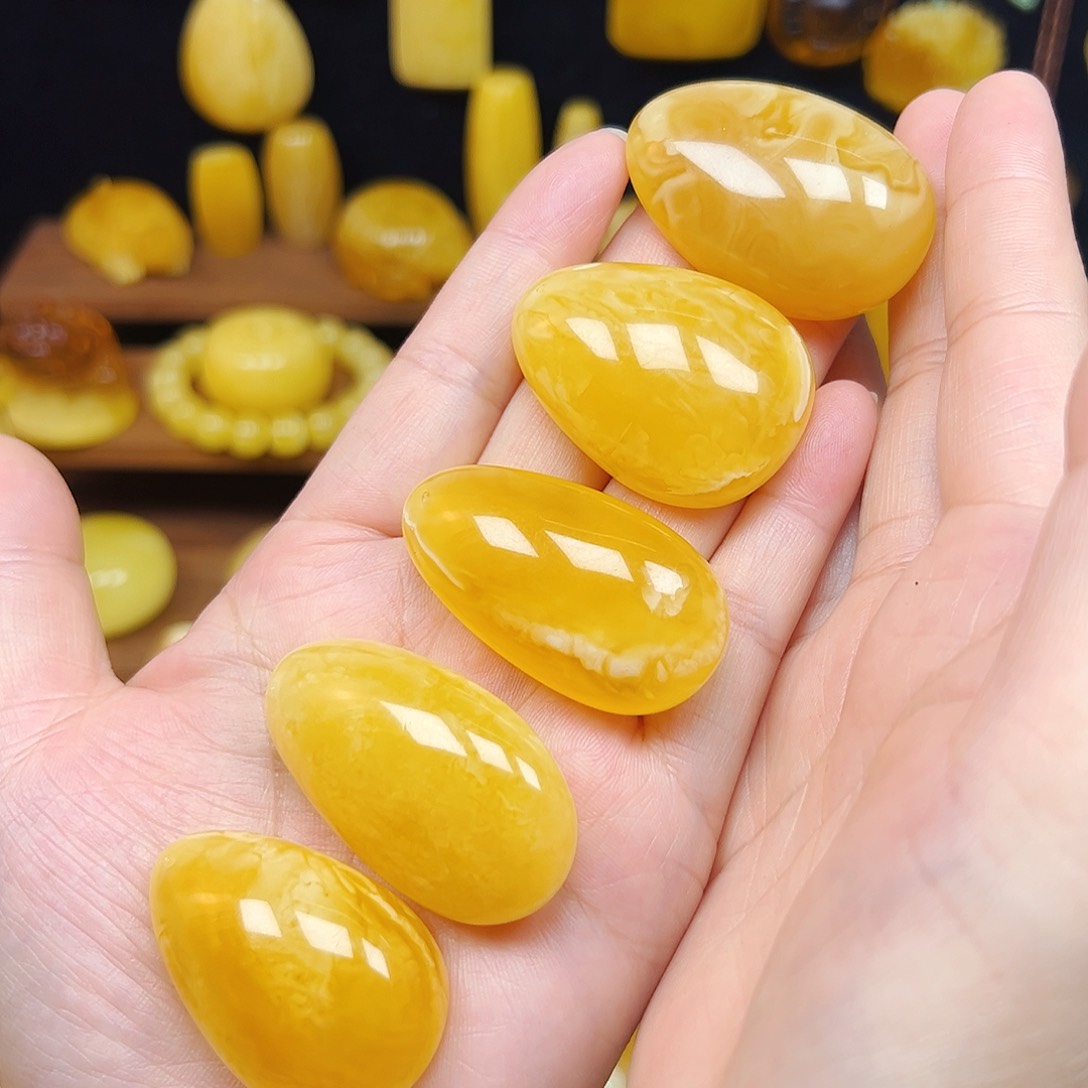 蜜蜡未镶嵌珠宝奇石蜜蜡水滴多样性发其中之一