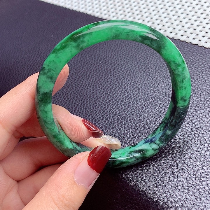 翡翠手镯未镶嵌翡翠