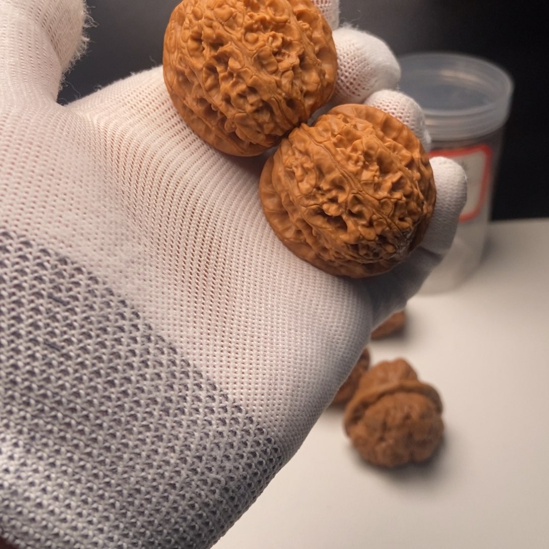 文玩核桃把件牡丹纹