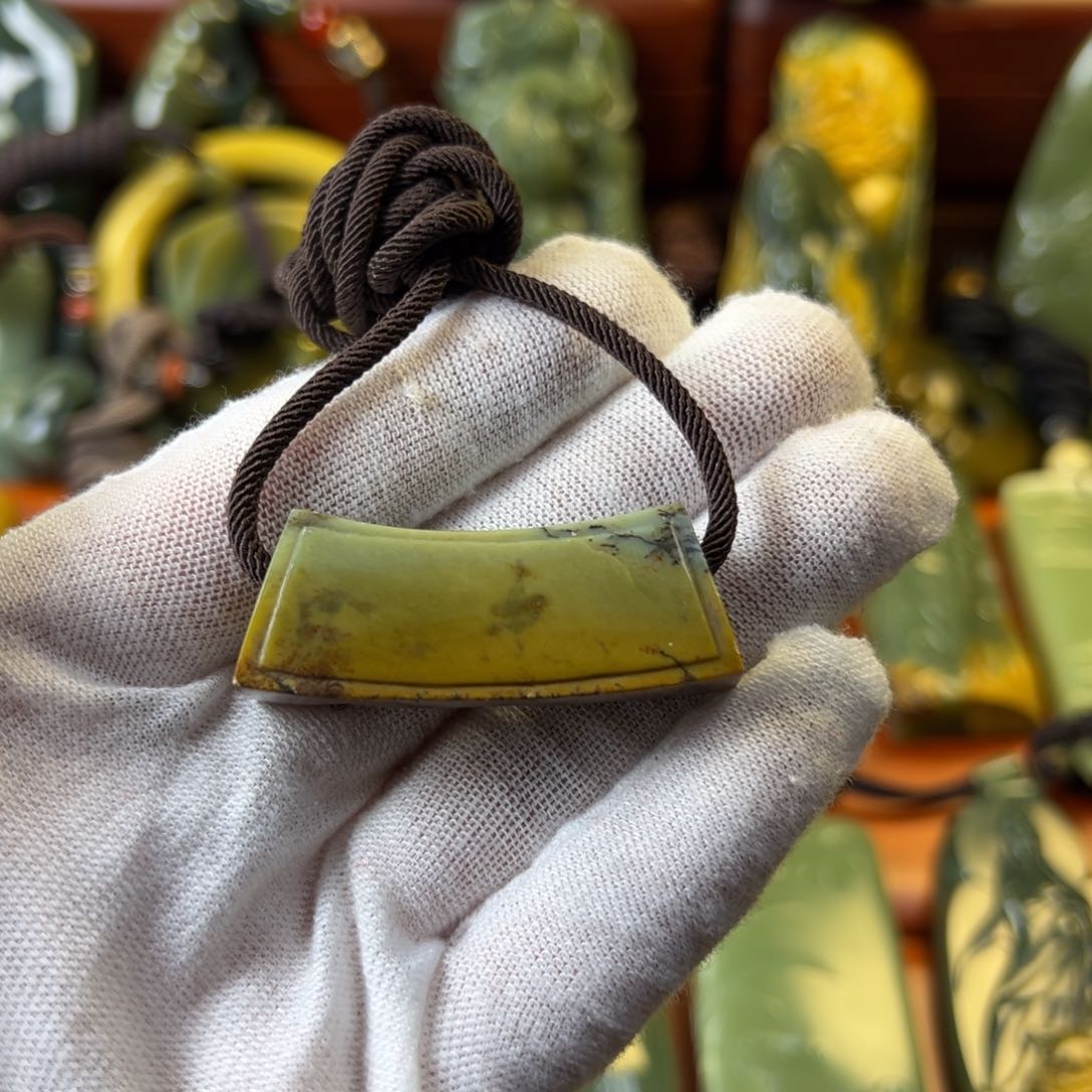 岫岩河磨玉（透闪石质玉）颈饰未镶嵌