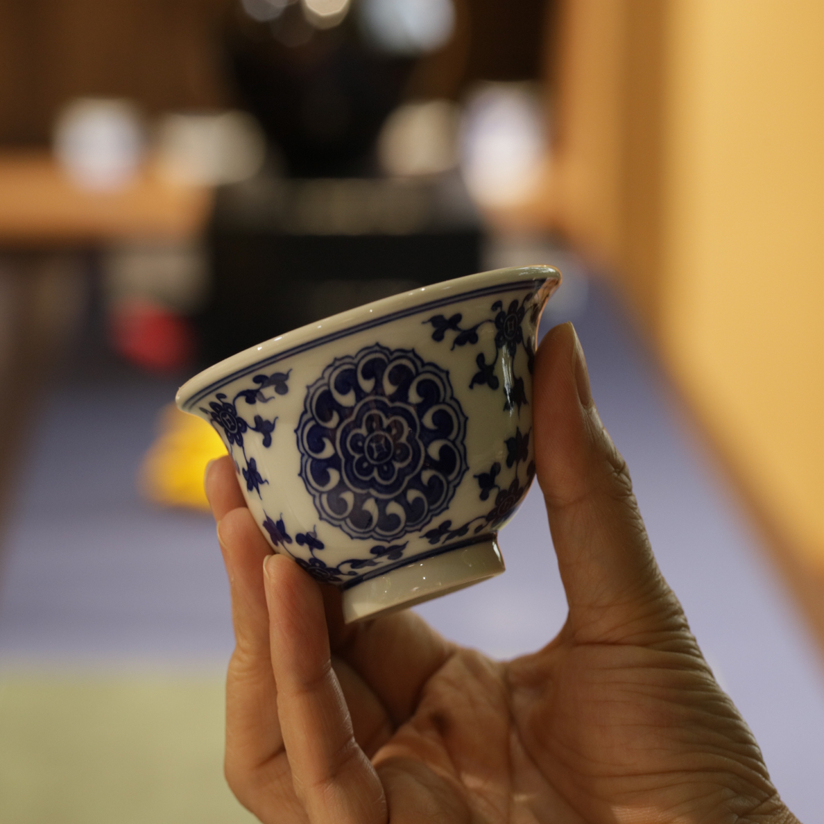 品若堂曹诚亲工宝相花纹小压手杯
