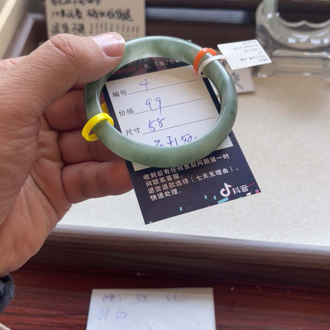 【闪购商品】石英质玉手镯未镶嵌花**了4.55