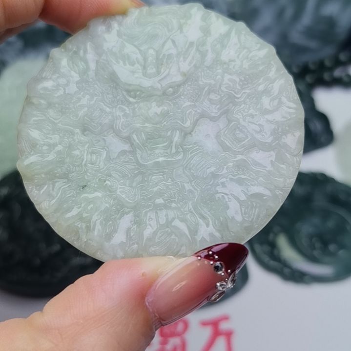 翡翠颈饰未镶嵌天然的A货翡翠