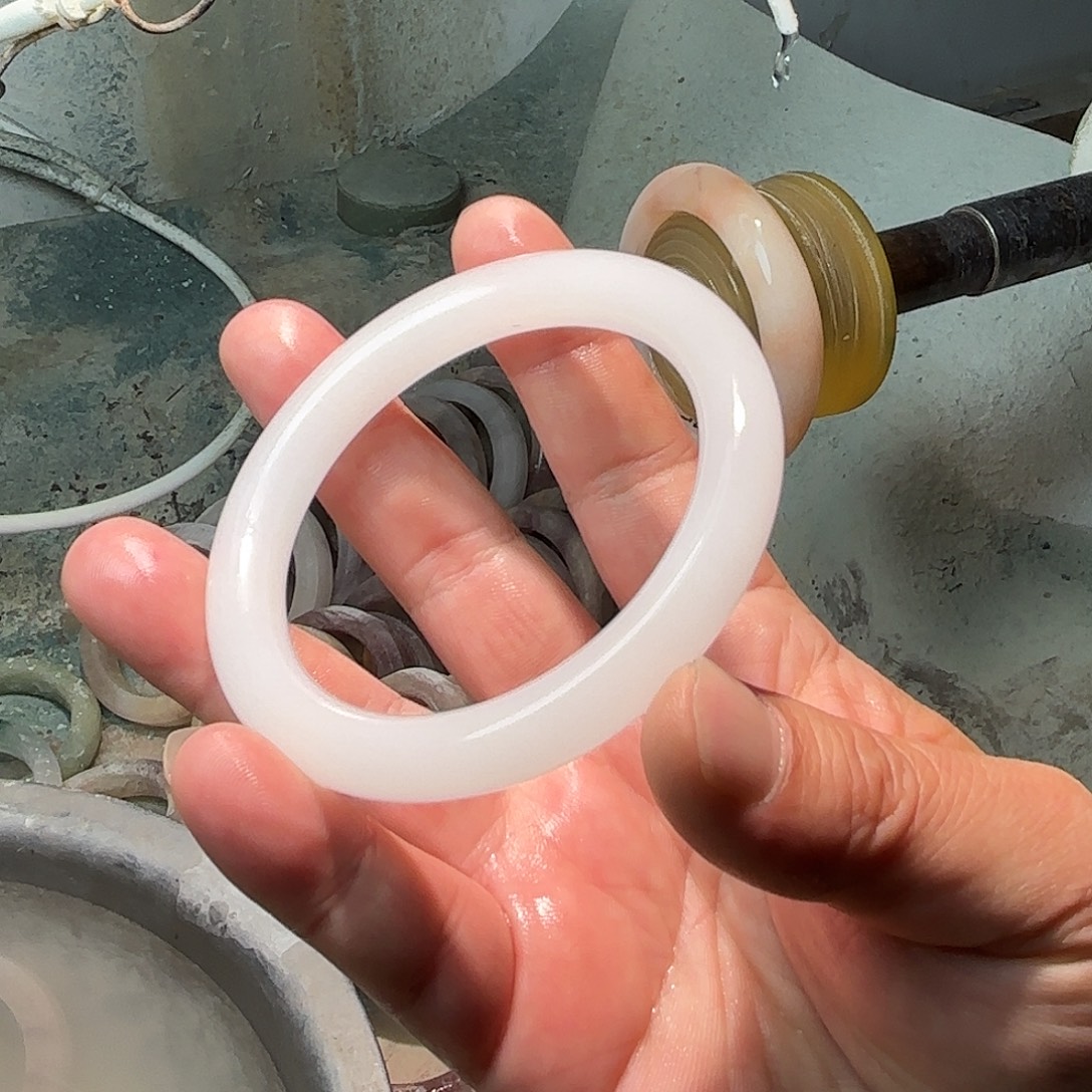 夏***烟石英岩玉未镶嵌手镯