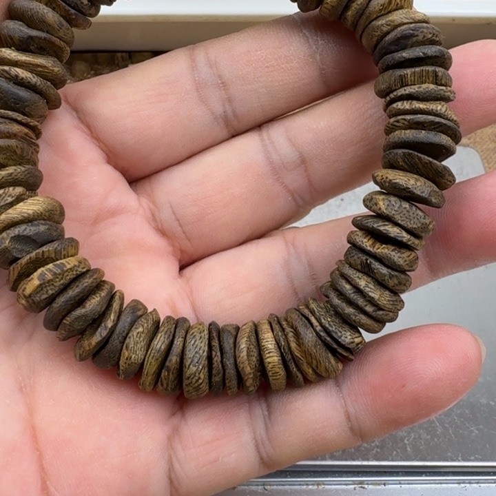 用***3手串沉香乌身手串16克