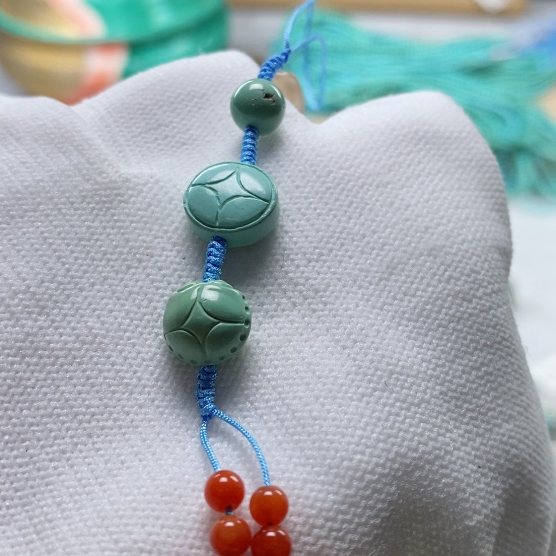 绿松石颈饰未镶嵌小**?