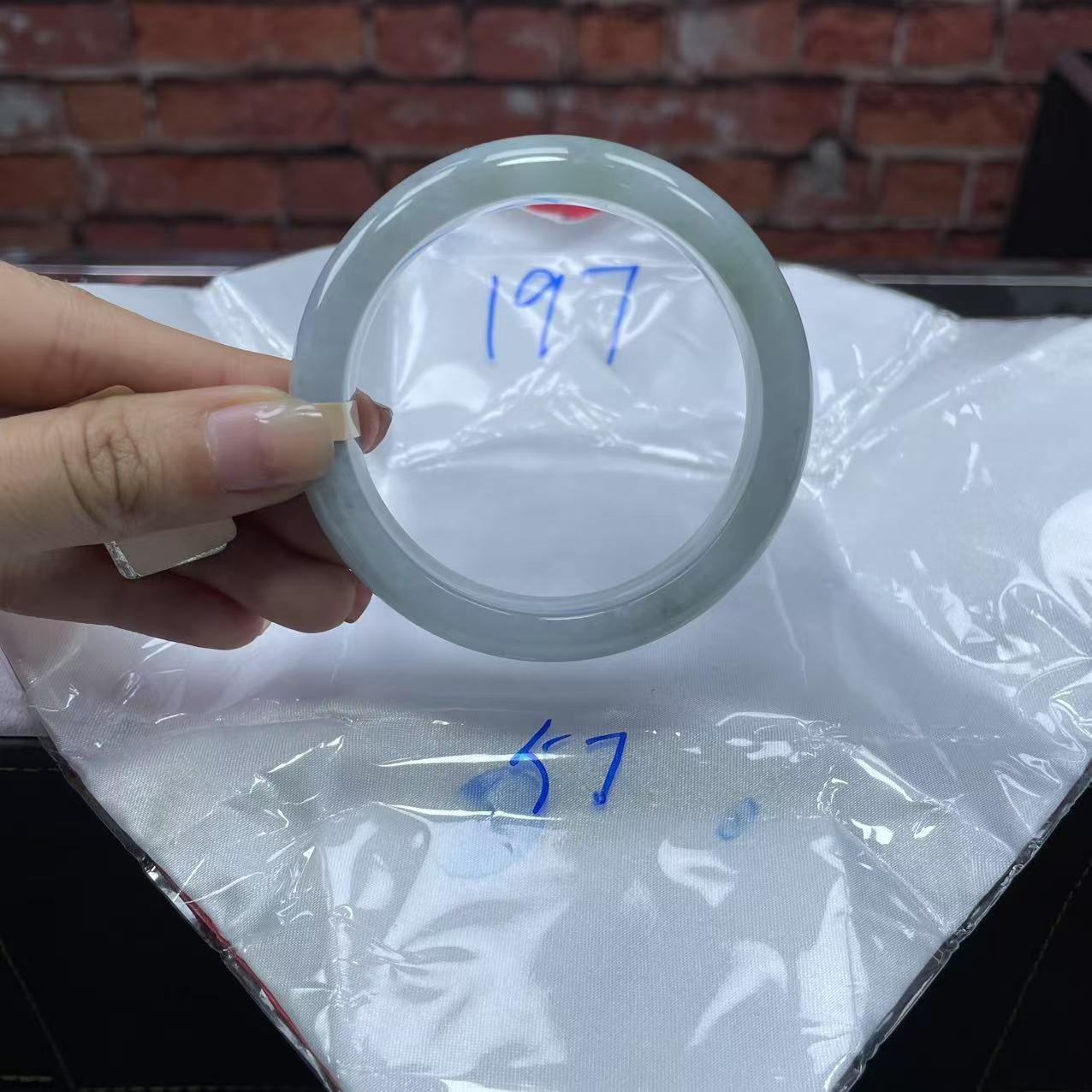 毛货手镯需精细抛光/197