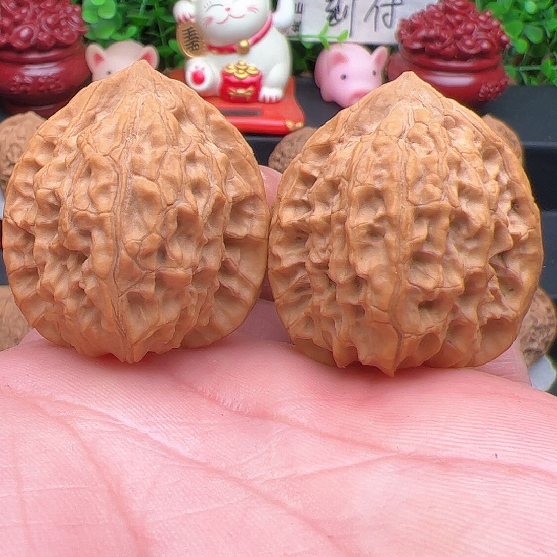 文玩核桃把件纯野生，金陵牡丹纹，尺寸35