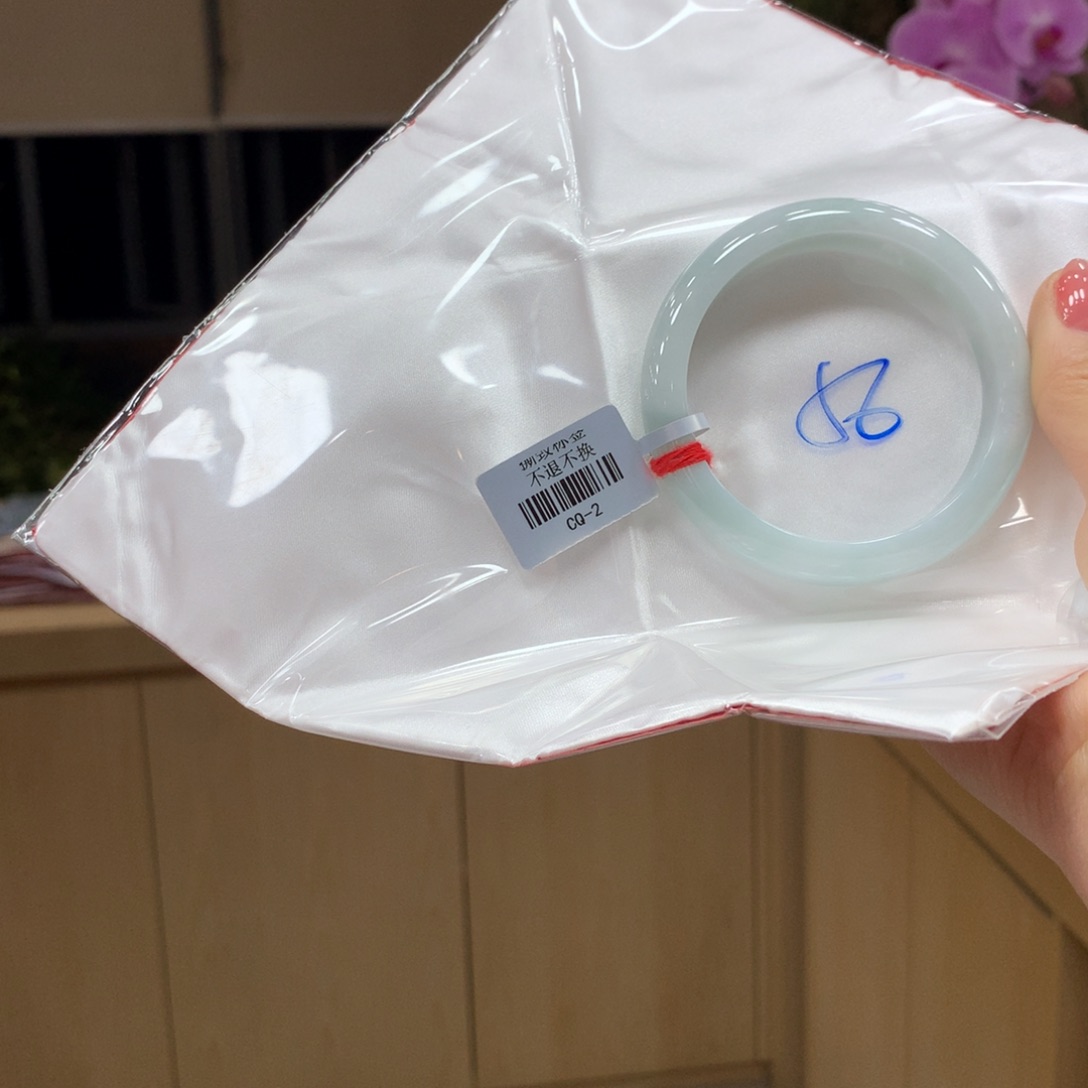 翡翠手镯未镶嵌不退不换