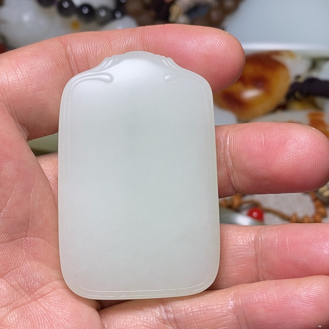 和田玉颈饰未镶嵌打****?