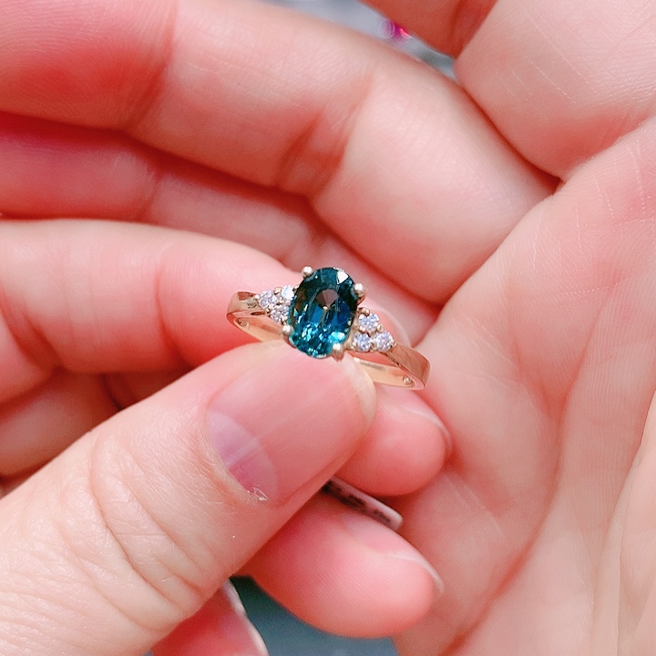 蓝宝石戒指18K金镶嵌