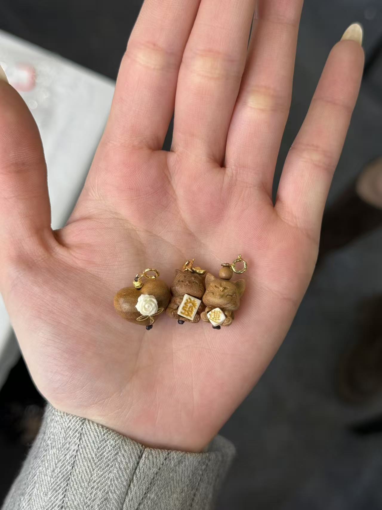 天然老山檀雕刻吊坠