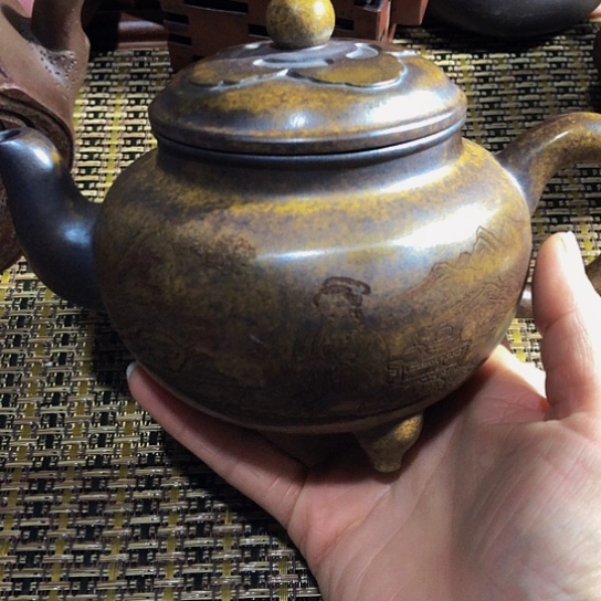 紫砂茶壶原矿泥料手工制作的紫砂壶。