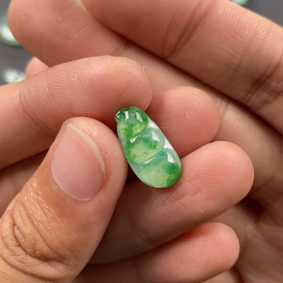 翡翠耳饰未镶嵌翡翠