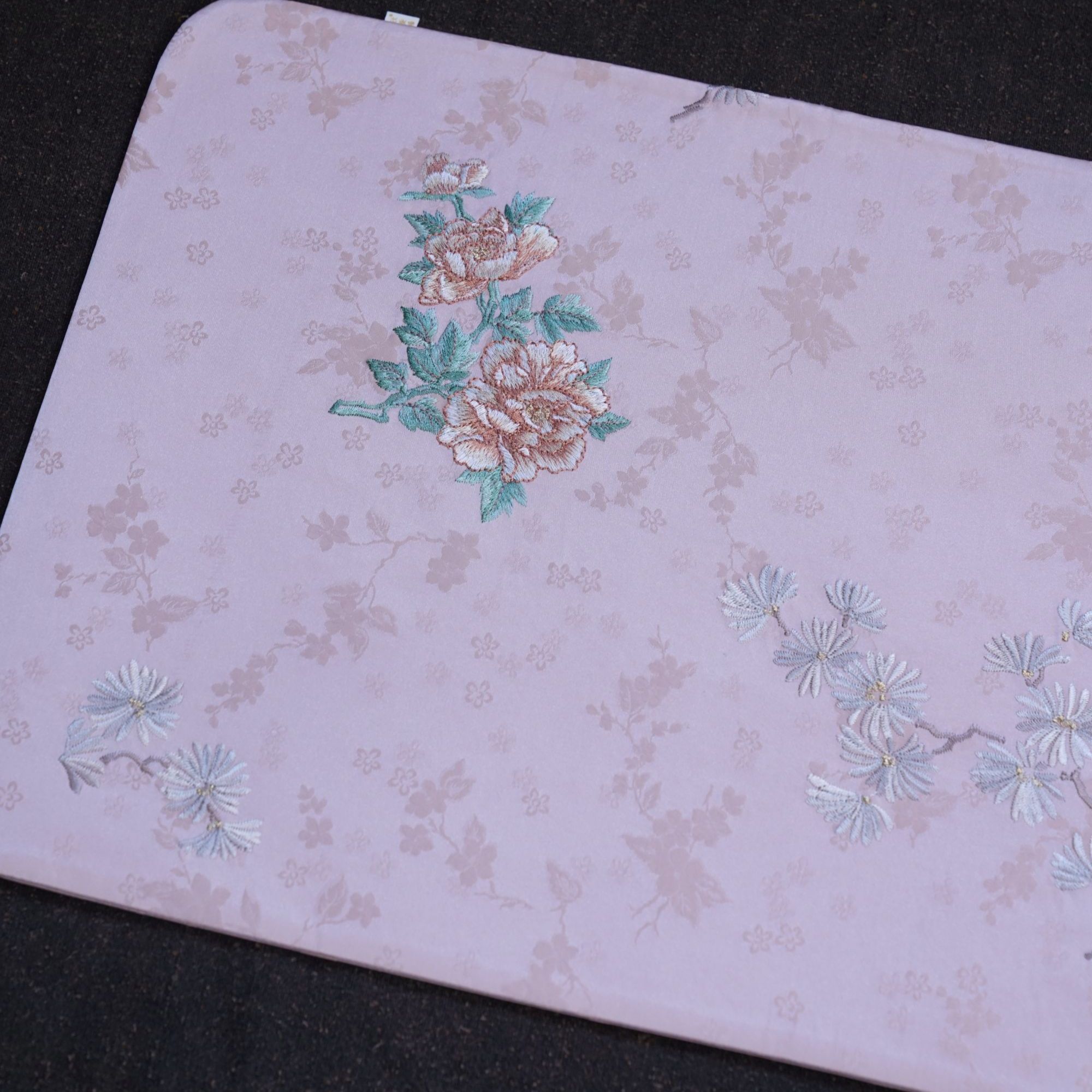 欣蚕居 【淡粉重工刺绣牡丹】68*35cm 织锦缎面茶席 精致茶席垫子