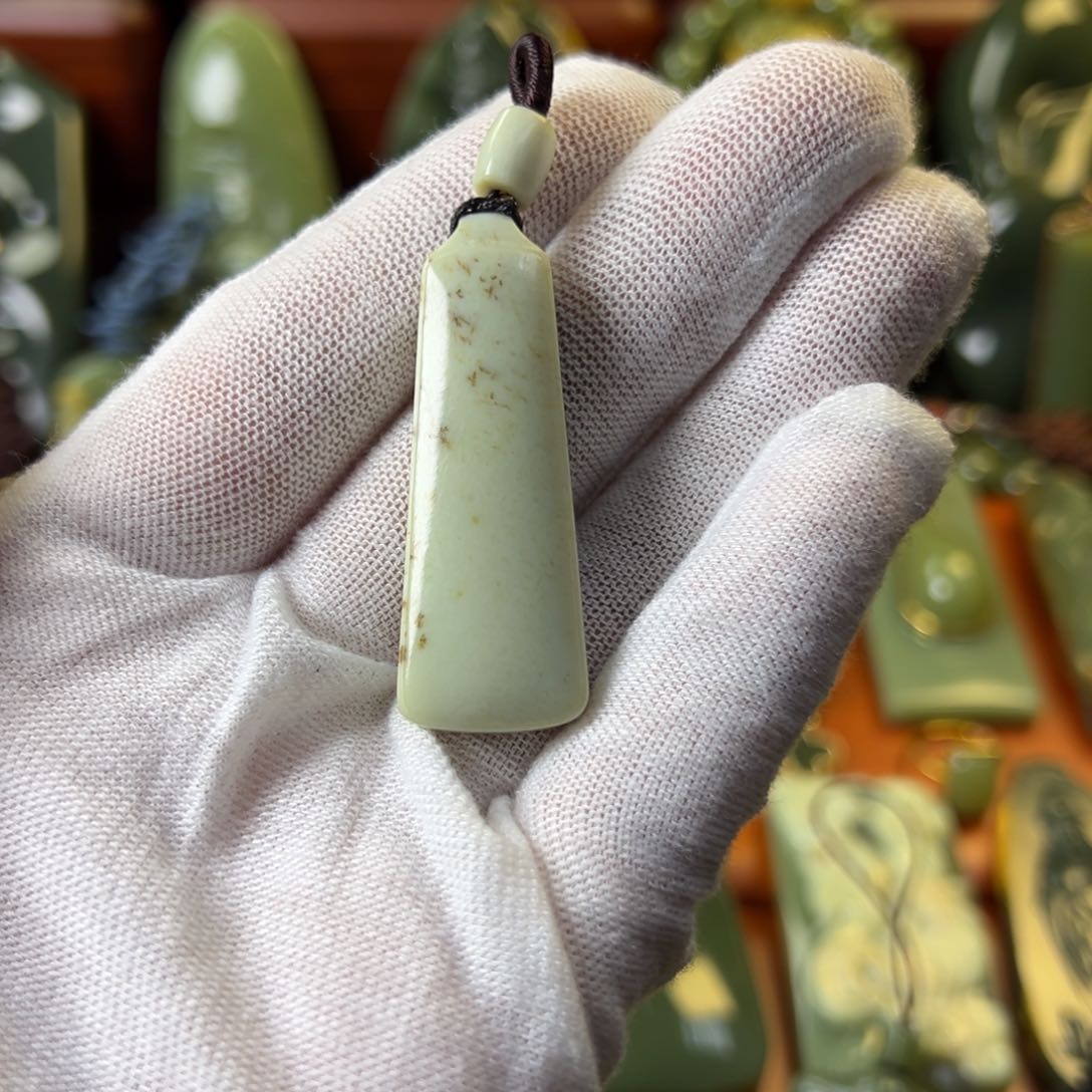 岫岩老玉（透闪石质玉）颈饰未镶嵌