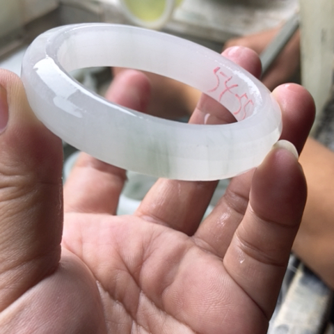 辣***椒未镶嵌手镯石英质玉（金丝玉）加工定制
