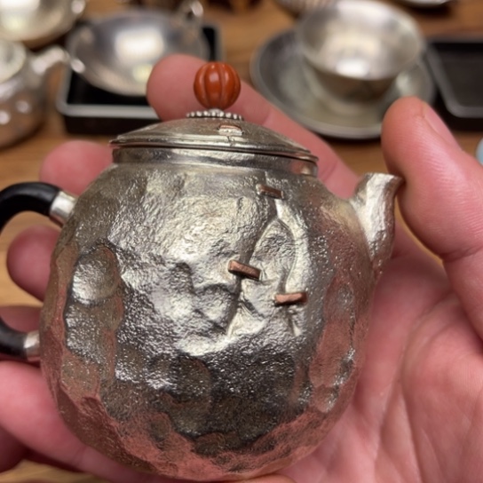 无****司足银茶壶……………………………………