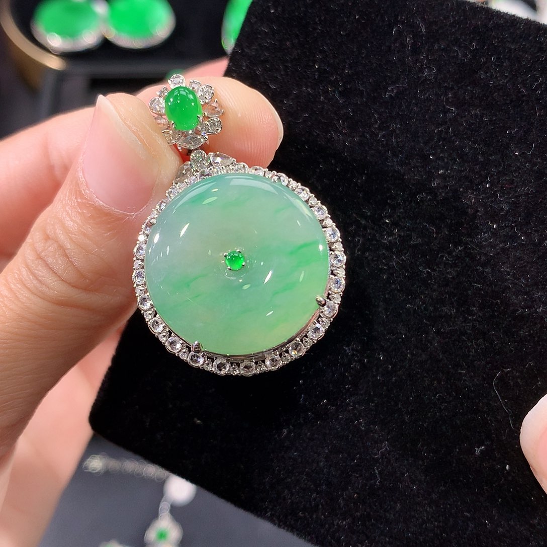 翡翠18K金镶嵌颈饰