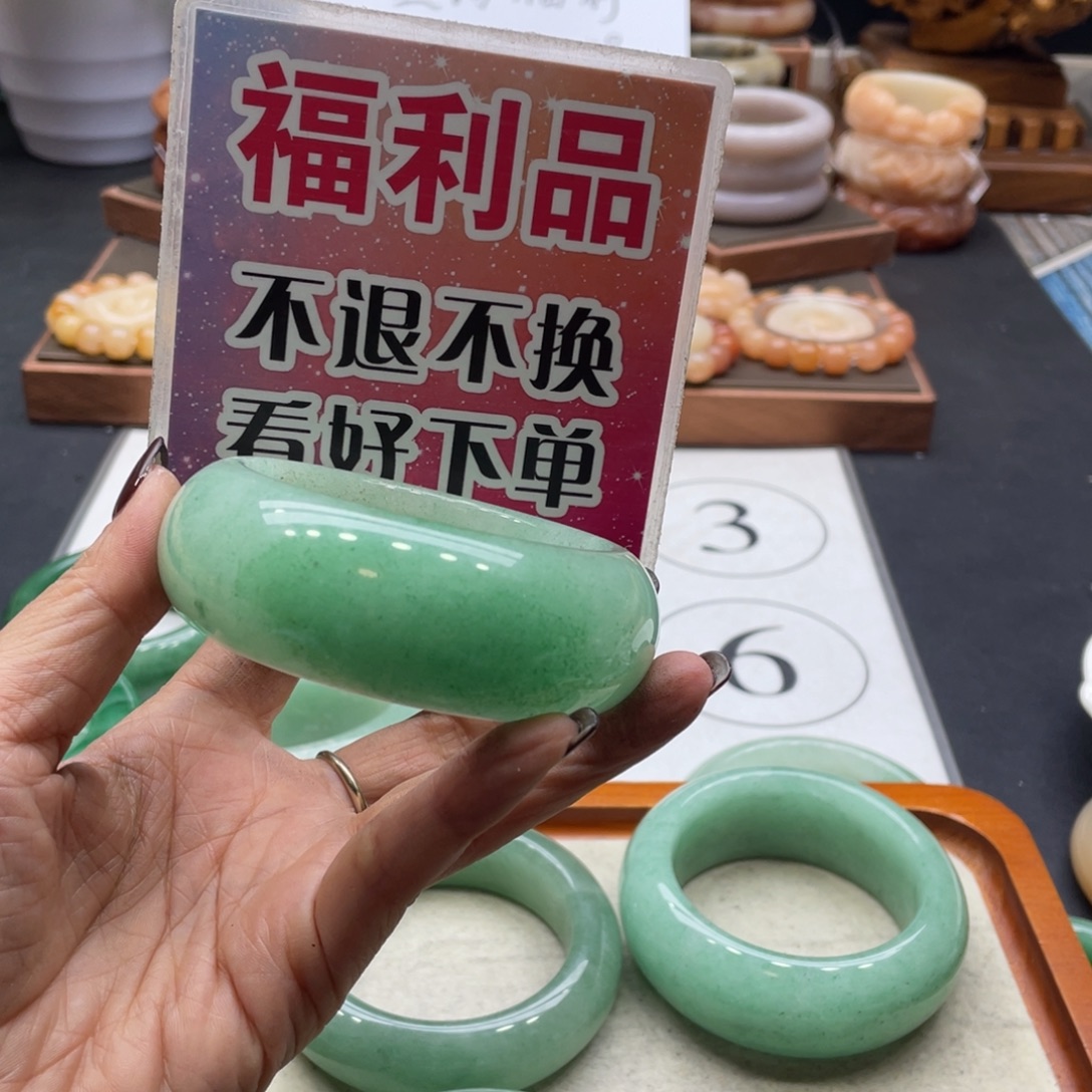 云***菇石英岩玉未镶嵌手镯