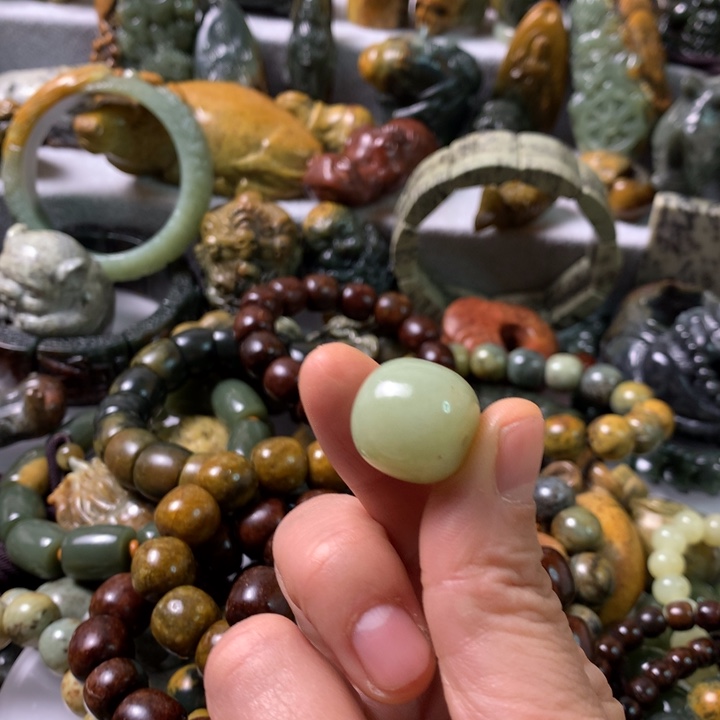 未镶嵌岫岩河磨玉（透闪石质玉）把件浮****空