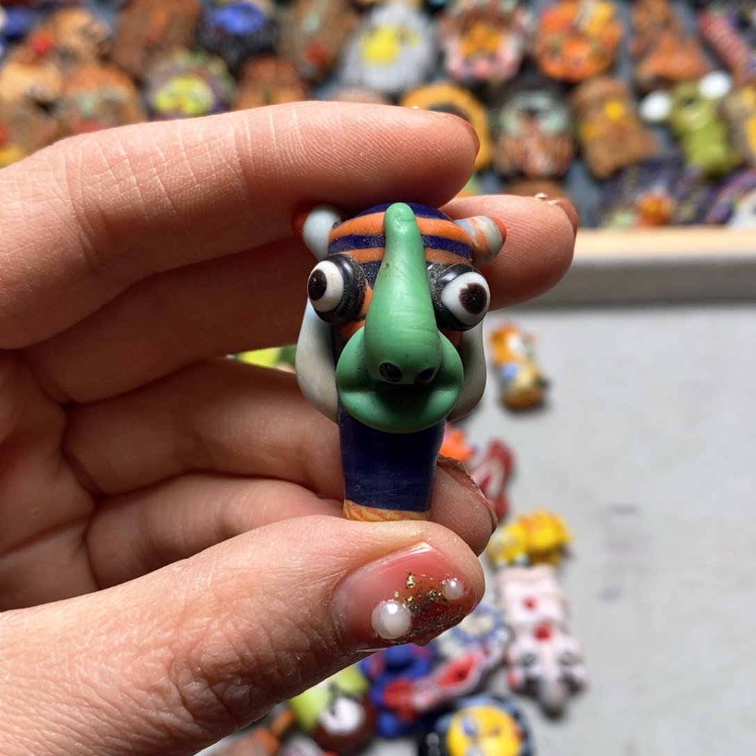 琉璃颈饰印度尼西亚小牛