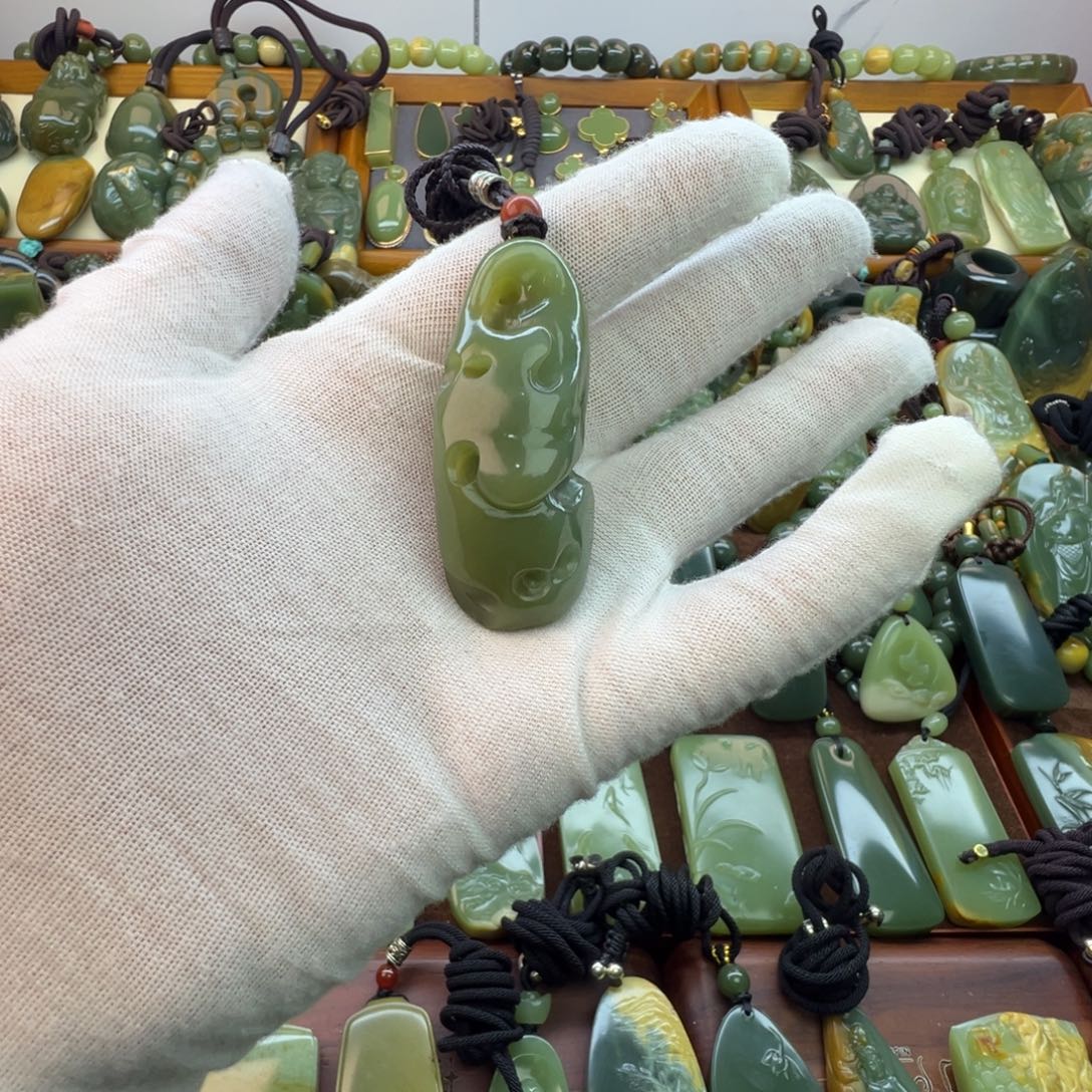 岫岩老玉（透闪石质玉）未镶嵌颈饰