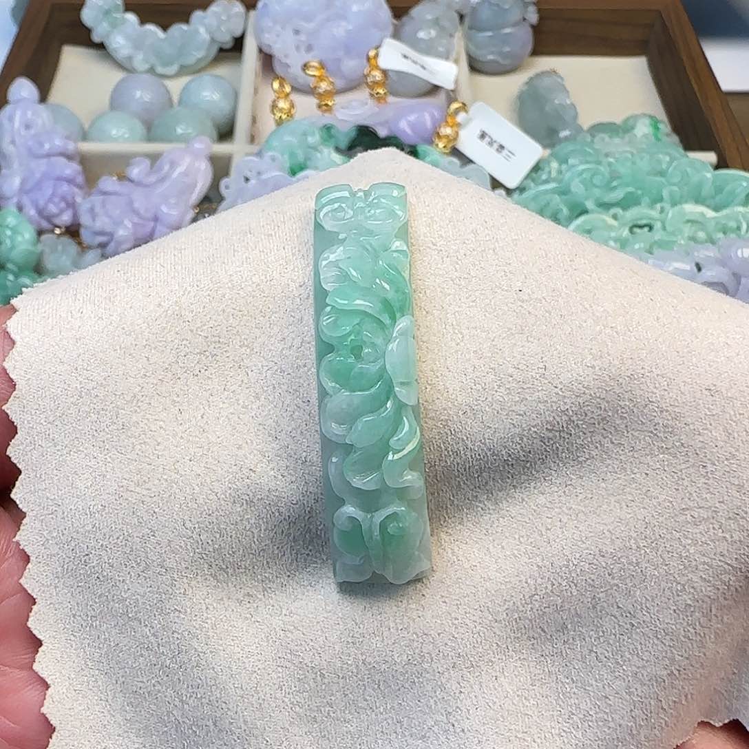 翡翠未镶嵌颈饰双拼绿手牌