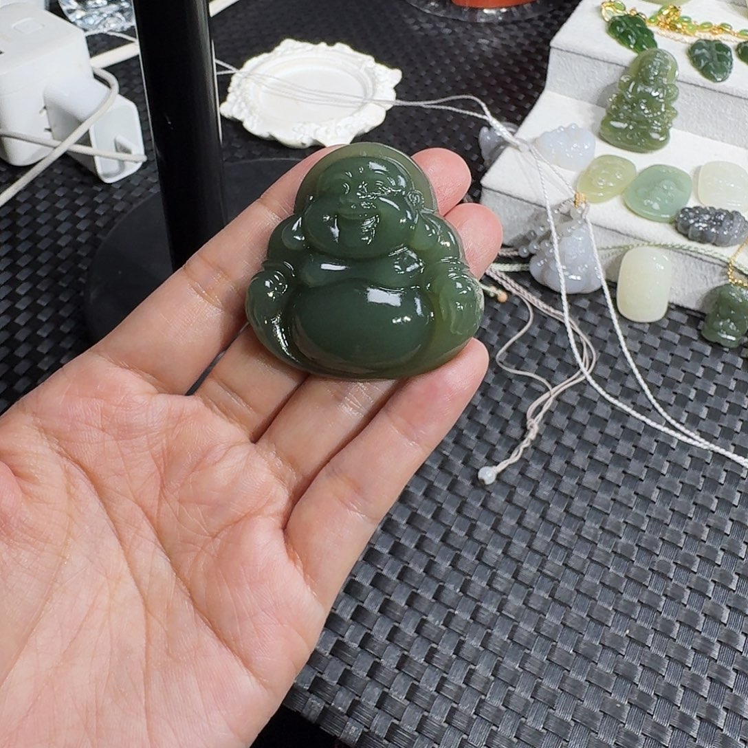 小***。和田玉未镶嵌颈饰