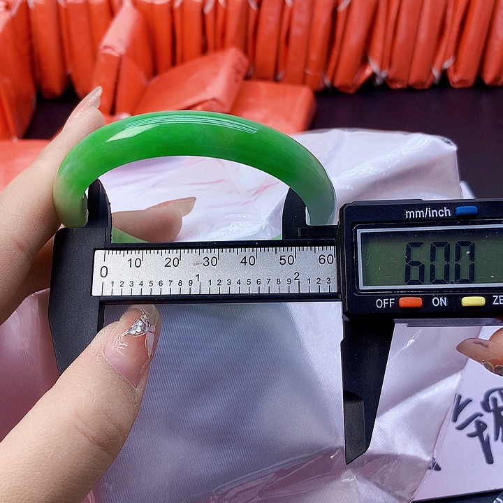翡翠手镯未镶嵌58。  