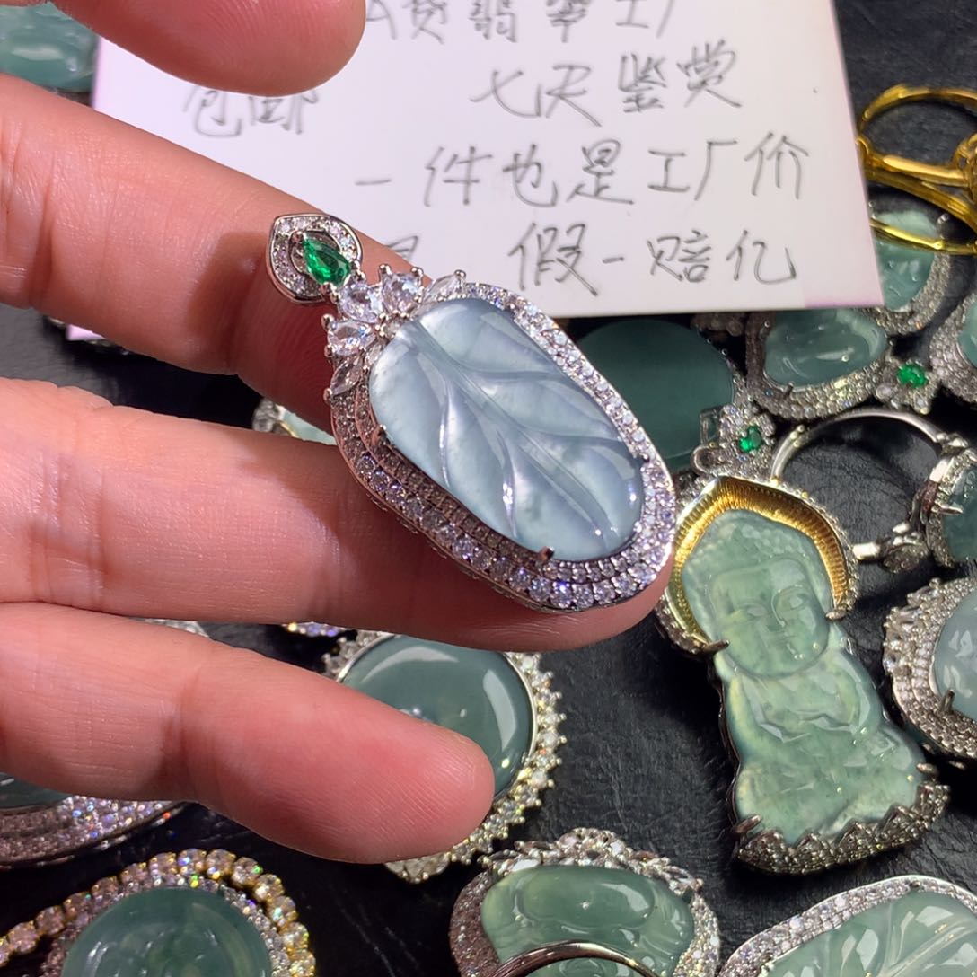 翡翠颈饰未镶嵌叶子