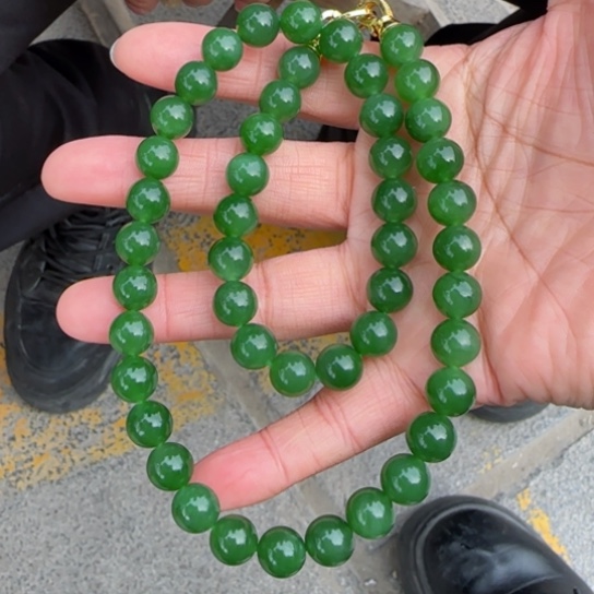 和田玉颈饰未镶嵌俄罗斯卡10辣阳绿，无黑点