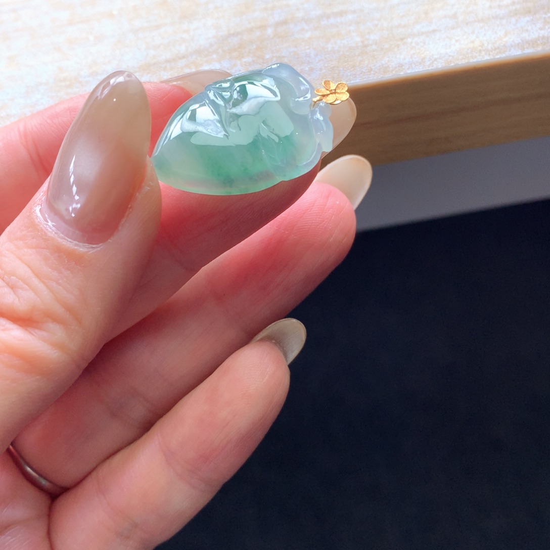 翡翠18K金镶嵌颈饰吊坠