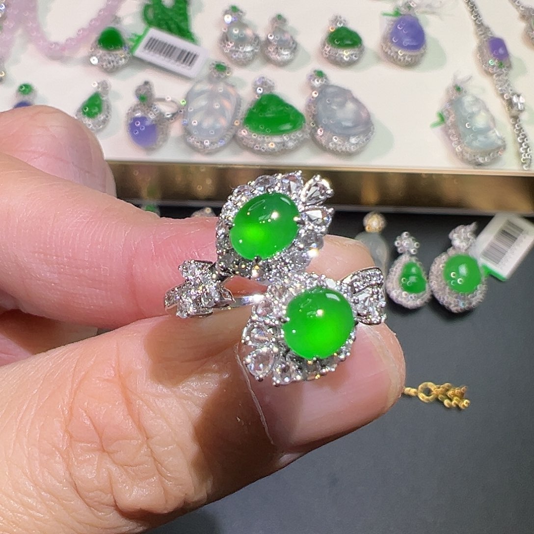 翡翠颈饰18K金镶嵌翡翠