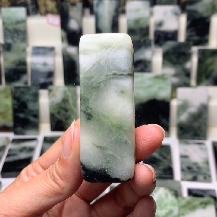 独山玉颈饰未镶嵌