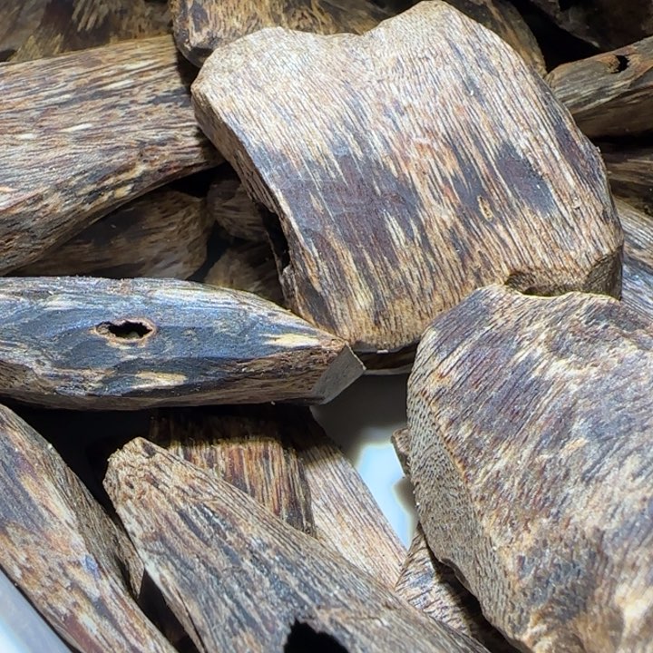 沉香手把件海南老白棋块料100克