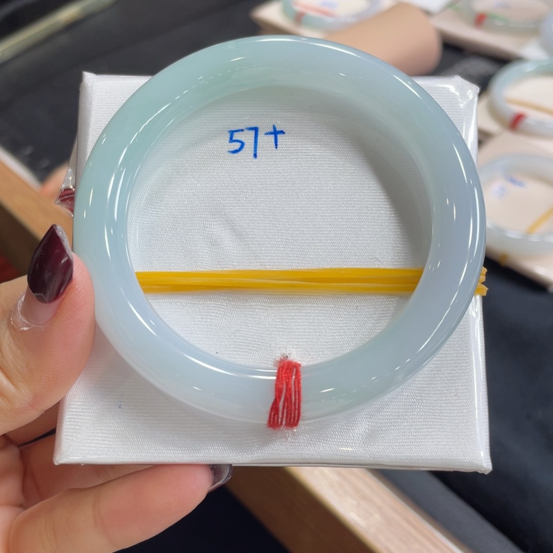 翡翠手镯未镶嵌翡翠手镯