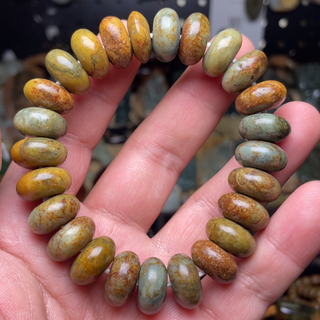 岫岩河磨玉（透闪石质玉）未镶嵌颈饰微瑕15×8