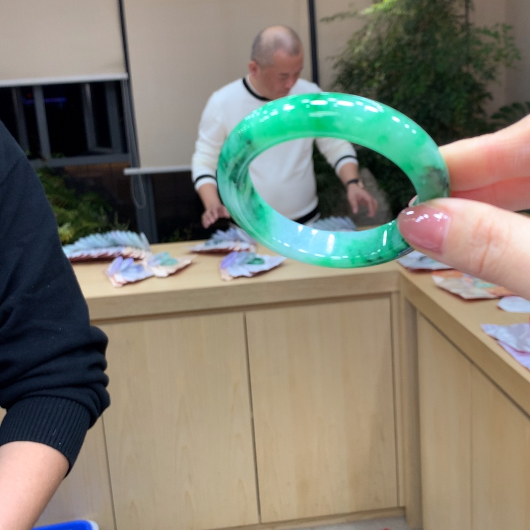 翡翠手镯未镶嵌不退不换