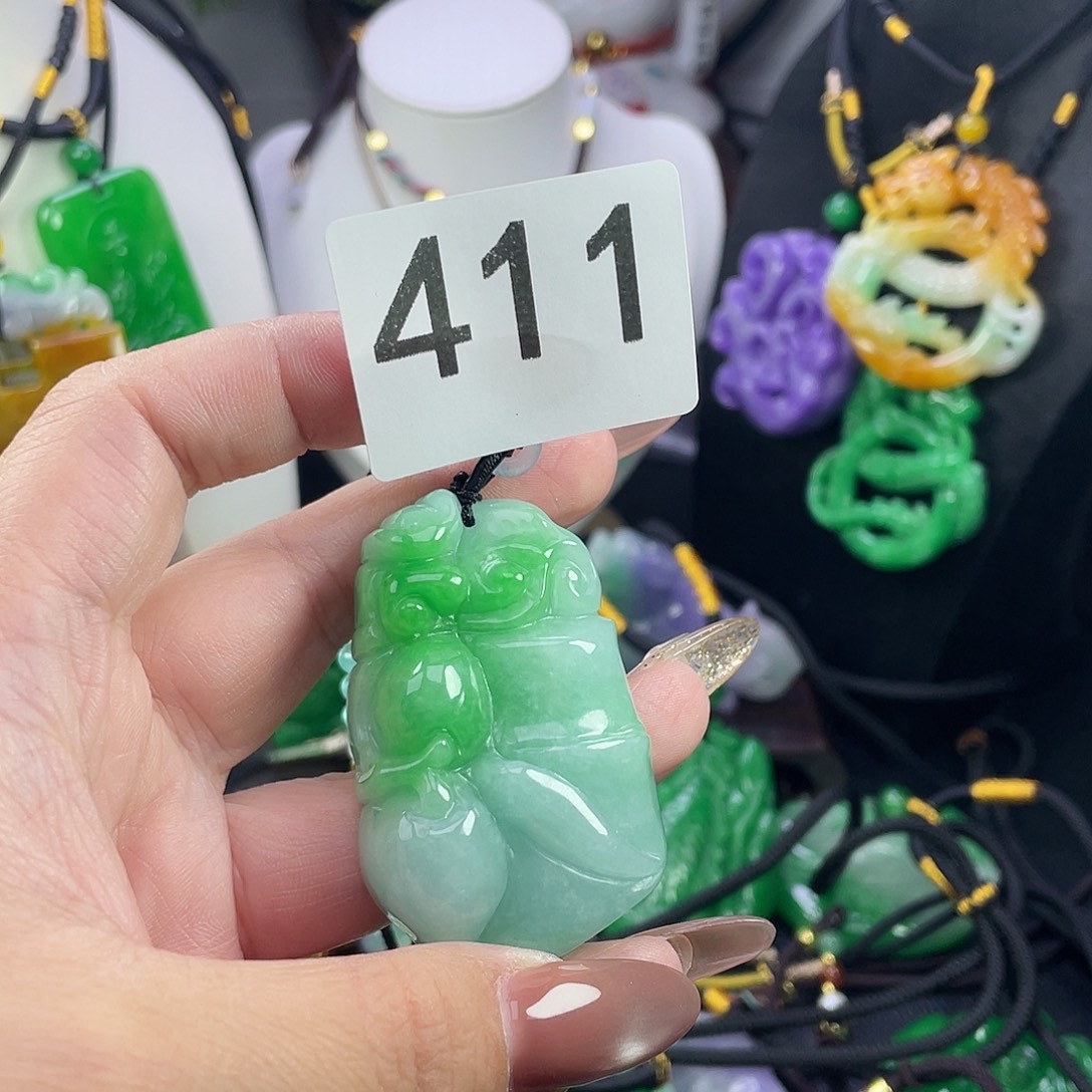 翡翠未镶嵌吊坠(赠链)