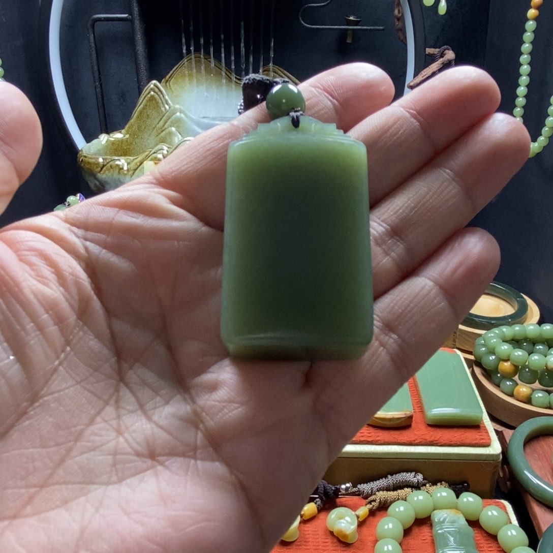 岫岩老玉（透闪石质玉）吊坠未镶嵌