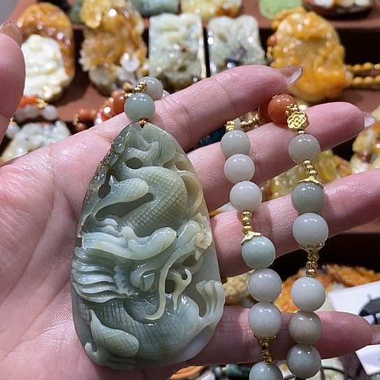 蛇纹石玉未镶嵌颈饰