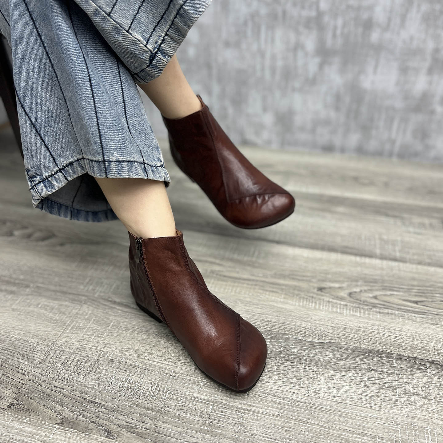 艺鞜2025年秋季新款真皮平底民族风拼接软底妈妈侧拉链短靴子女