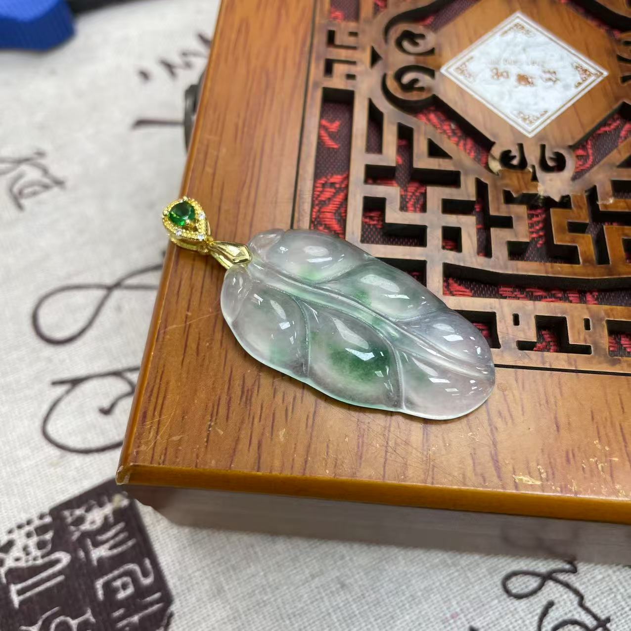 【大喜儿】透绿花叶子吊坠-12WQ1506