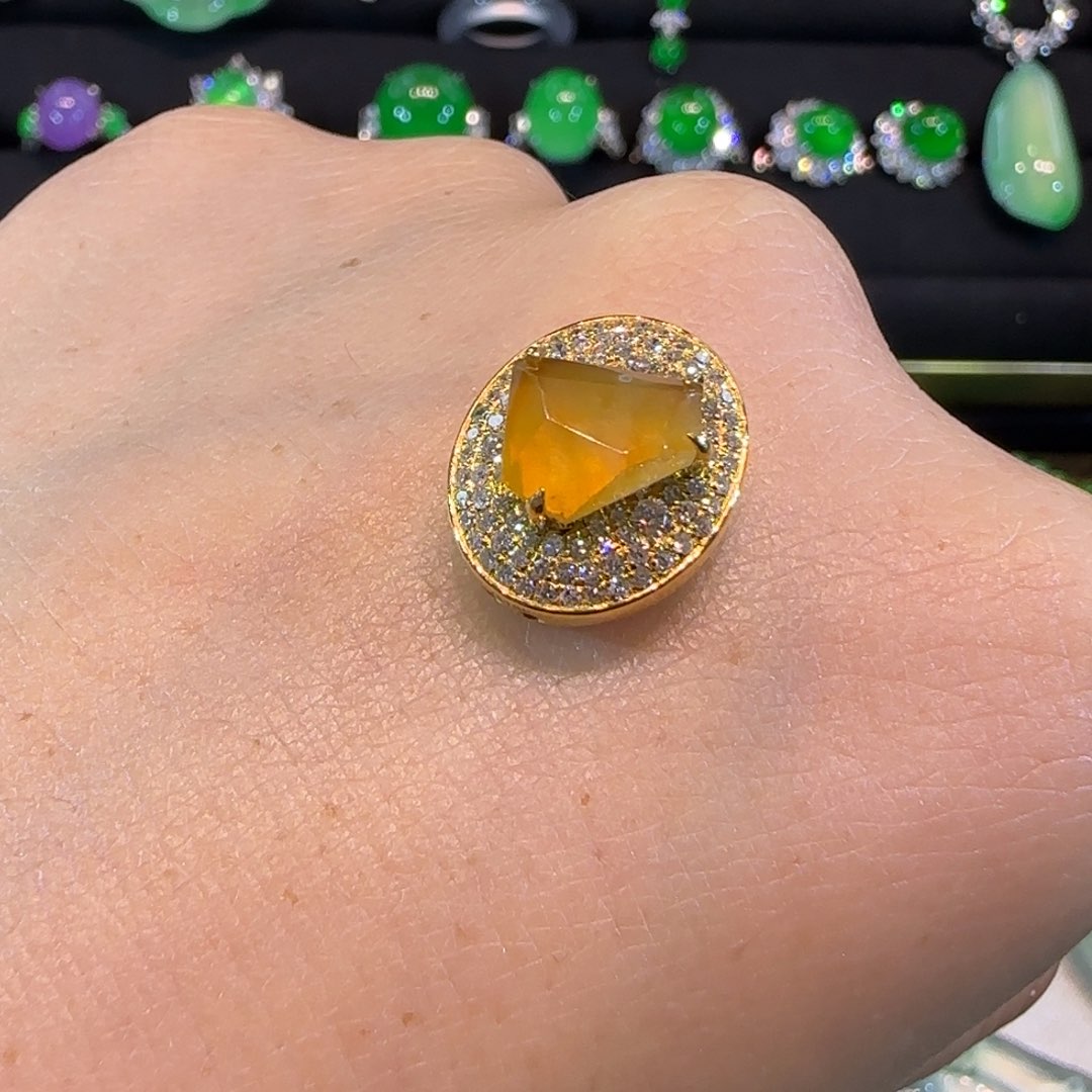 翡翠18K金镶嵌颈饰黄翡翠