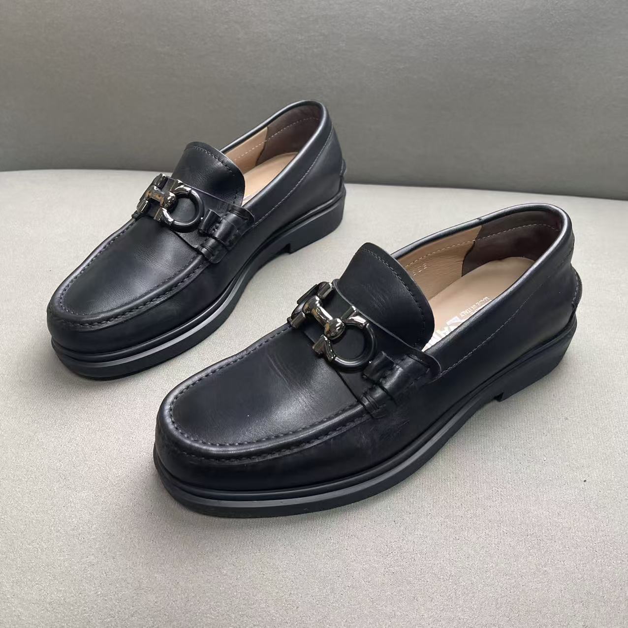 95新 FERRAGAMO/菲拉格慕 黑色皮面银马蹄扣时尚皮鞋 39.5码