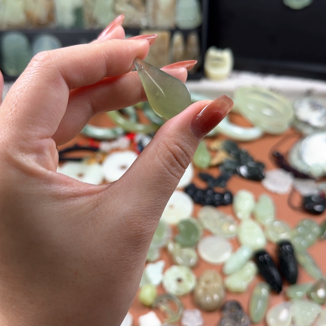 蛇纹石玉颈饰未镶嵌水滴