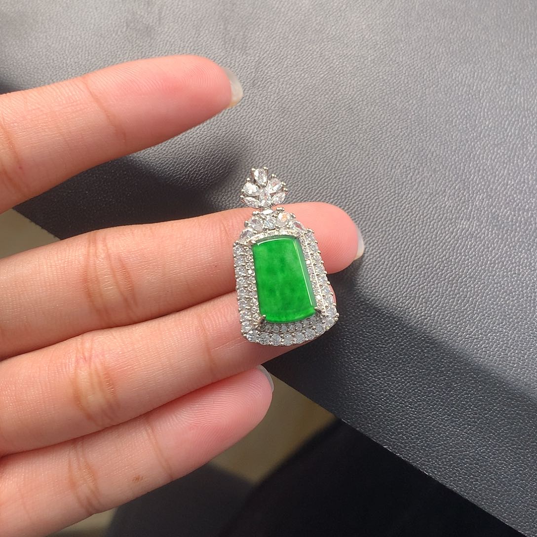 翡翠未镶嵌颈饰无事牌