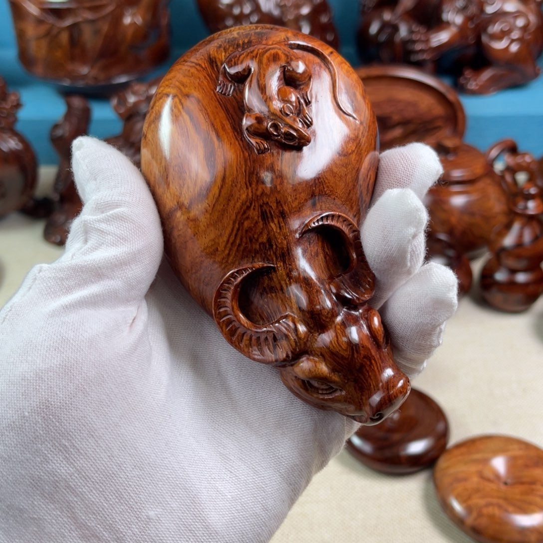 黄花梨/降香黄檀把件阿*牛牛